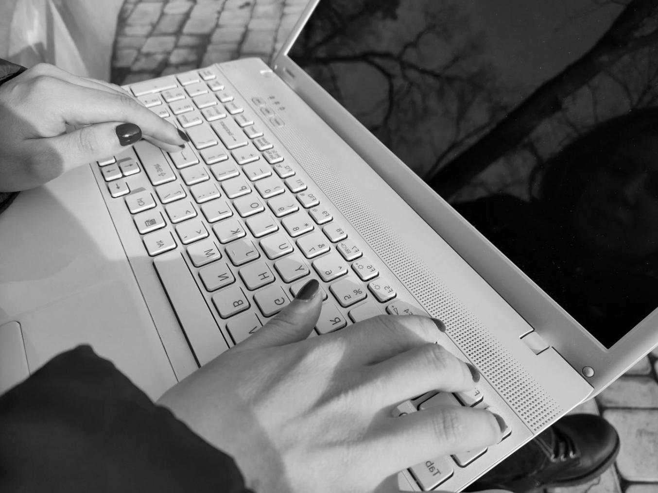 Moderne Büroumgebung mit Fokus auf digitale Bildung
